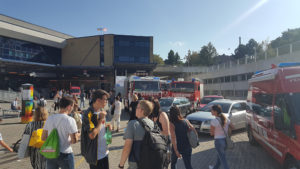 Fahrzeuge der mitwirkenden Feuerwehren vor der Post City