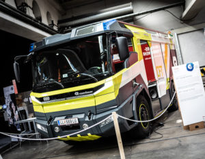 Junge Feuerwehrmänner beim Trainingseinsatz mit dem Hose Trainer