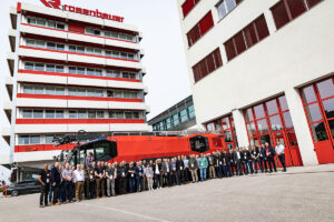 ARFF Working Group - Gruppenfoto bei der Führung bei Rosenbauer.