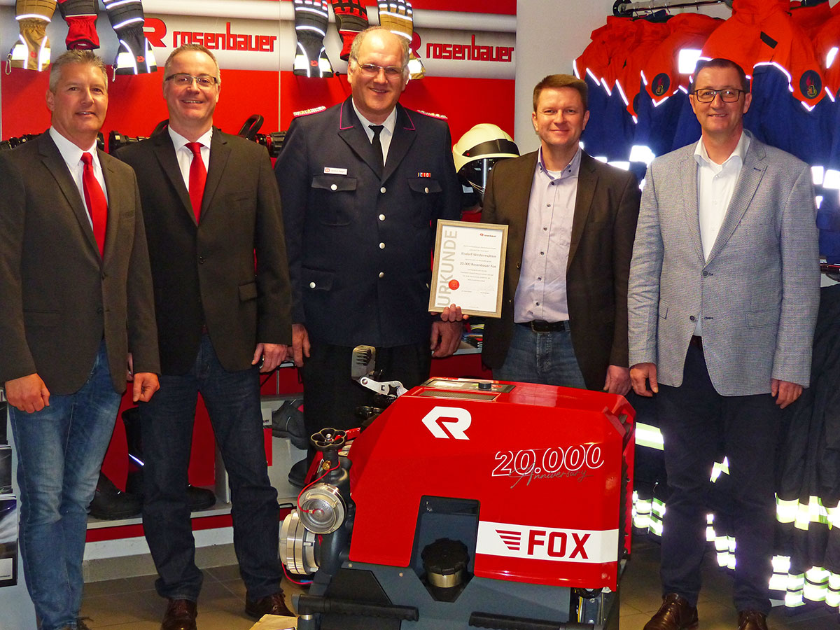 Handover of the 20,000th FOX portable pump