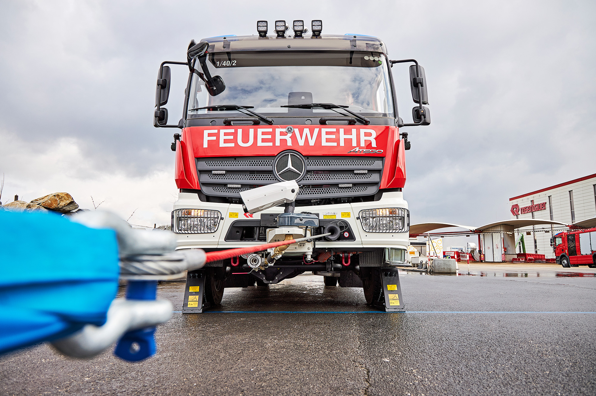 Cable winch for firefighting vehicles