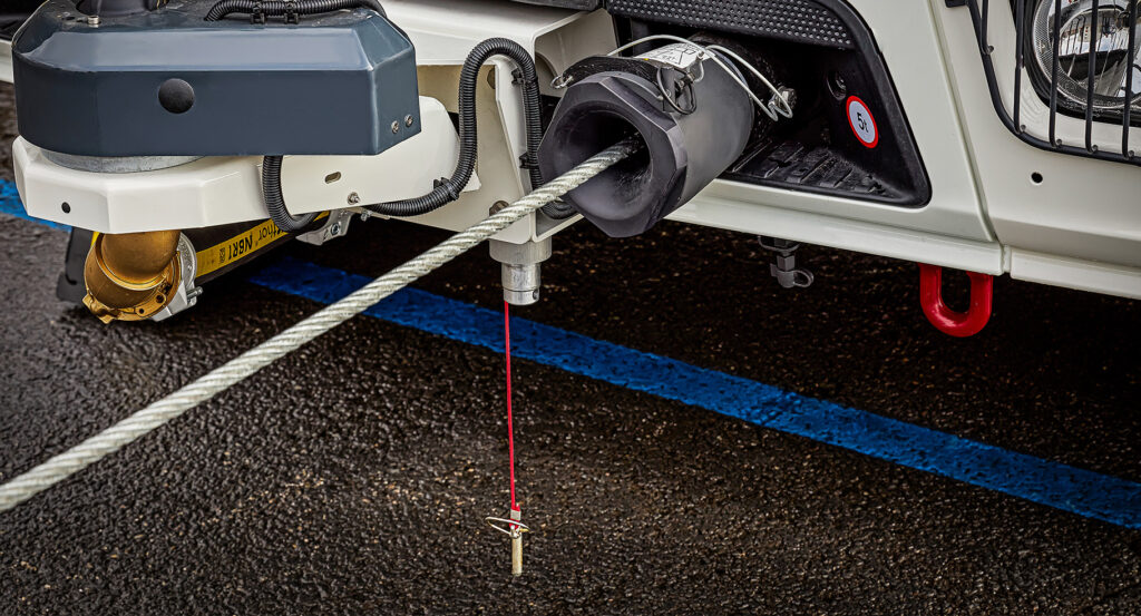 Cable winch for firefighting vehicles