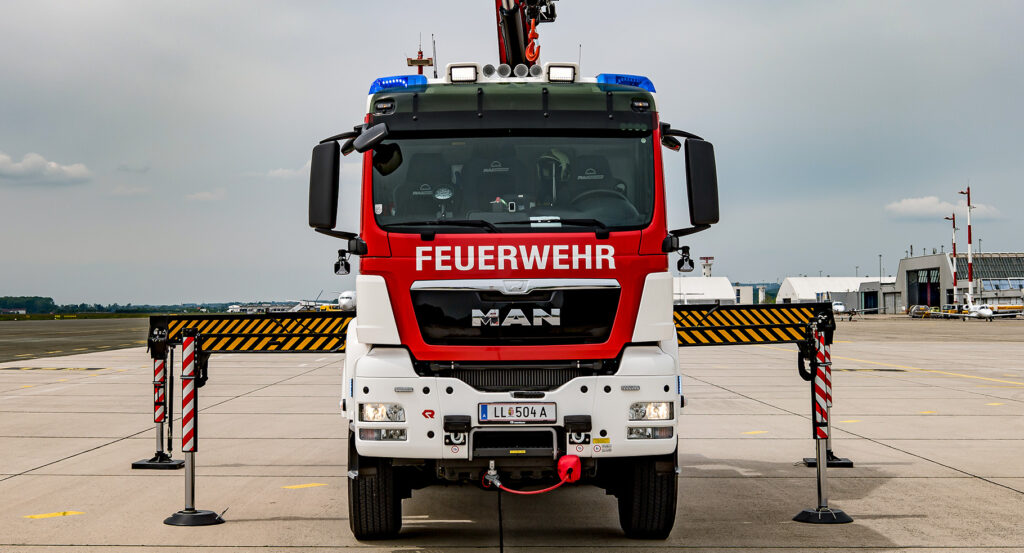 Cable winch for firefighting vehicles
