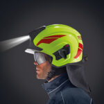 Mann trägt Feuerwehrhelm HEROS Titan mit Helmlampe HL3 Ex